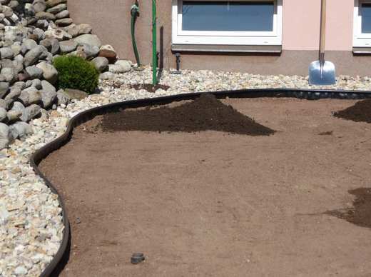 Doplňování propískované zeminy k obrubníkům Garden Diamond v rámci rekonstrukce trávníku. Obrubník musí být pevně ukotven kolmo na trávník.