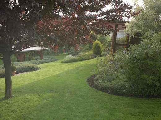 Celkový pohled na zrekonstruovanou zahradu včetně trávníku pomocí plastového obrubníku Diamond.